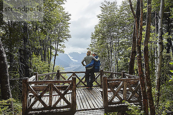 Chile  Chaiten  Parque Pumalin  Ehepaar auf der Aussichtsplattform mit Blick auf den Gletscher
