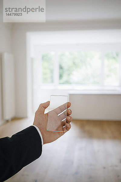 Handgehaltener Glas-Touchscreen in renoviertem Haus