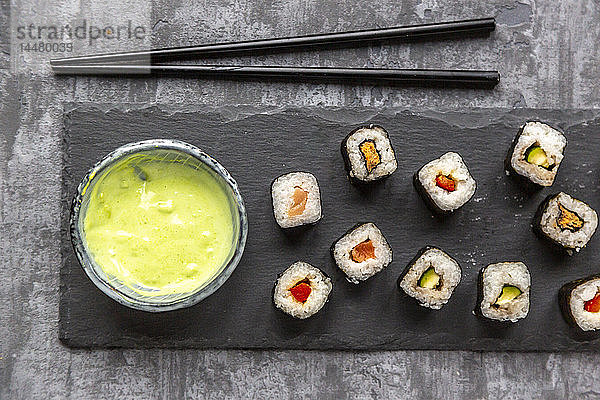 Sushi auf Tafelplatte  Wasabi in Schüssel  Kotelettsticks