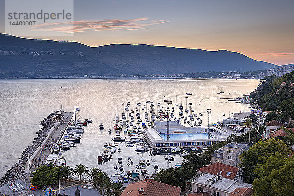 Montenegro  Bucht von Kotor  Herceg Novi  Hafen an der Adriaküste