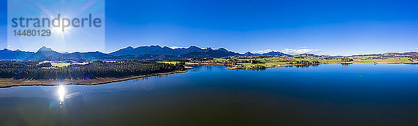 Deutschland  Bayern  Ostallgäu  Region Füssen  Hopfen am See  Luftaufnahme Hopfensee