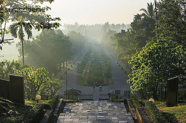 Indonesien  Java  Blick vom Borobudur-Tempelkomplex am frühen Morgen