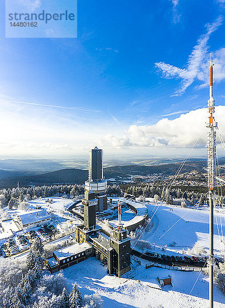 Deutschland  Hessen  Schmitten  Luftbild des Großen Feldbergs  Sendemast und Aussichtsturm im Winter