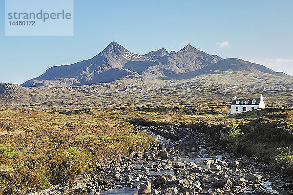 Vereinigtes Königreich  Schottland  Isle of Skye  in der Nähe von Sligachan  Einzelhaus und Cuillin Hills im Hintergrund