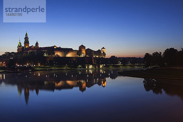 Polen  Krakau  Schloss Wawel und Weichsel in der Dämmerung