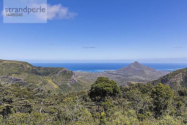 Mauritius  Black River Gorges National Park  Blick vom Macchabee-Aussichtspunkt auf den Black River und die Westküste