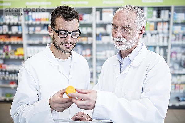 Zwei Apotheker prüfen Medizin in der Pharmazie