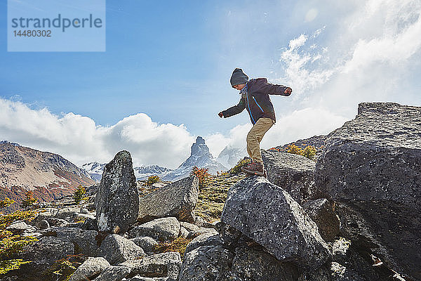 Chile  Cerro Castillo  Junge springt von Felsen in Berglandschaft