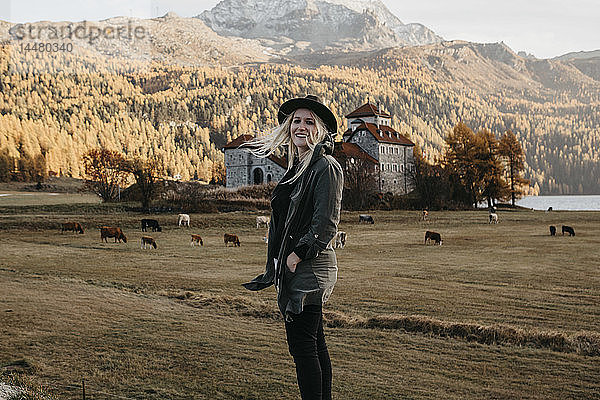 Junge Frau auf einer Reise durch die Schweiz mit Blick auf die Natur