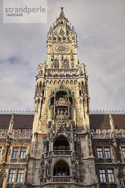Deutschland  Bayern  München  Glockenturm des neuen Rathauses am Marienplatz