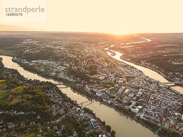 Deutschland  Bayern  Passau  Stadt der drei Flüsse  Luftaufnahme  Donau und Inn  Veste Oberhaus und Maria Hilf bei Sonnenuntergang