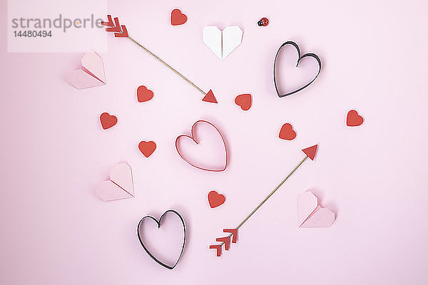 Valentinssymbole auf rosa Hintergrund