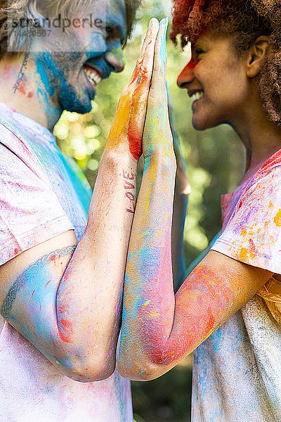 Liebespaar feiert Holi  Fest der Farben