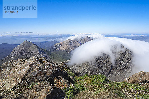 Vereinigtes Königreich  Schottland  Isle of Skye  Blick von Bla Bheinn auf Cuillin Hills mit Wolken