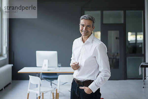 Porträt eines lächelnden Geschäftsmannes im Büro