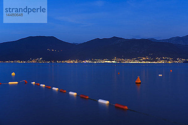 Montenegro  Bucht von Kotor  Tivat  Blick von Krasici auf die Halbinsel Lustica zur blauen Stunde