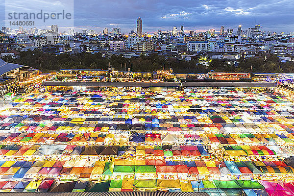 Thailand  Bangkok  Ratchada Roter Fai-Nachtmarkt