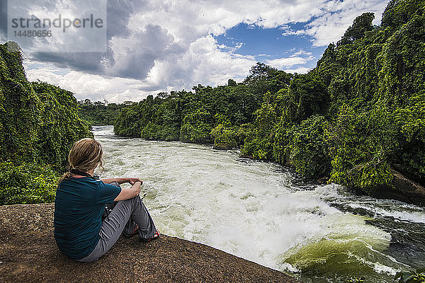 Afrika  Uganda  Jinja  Tourist  der den Nilfall beobachtet