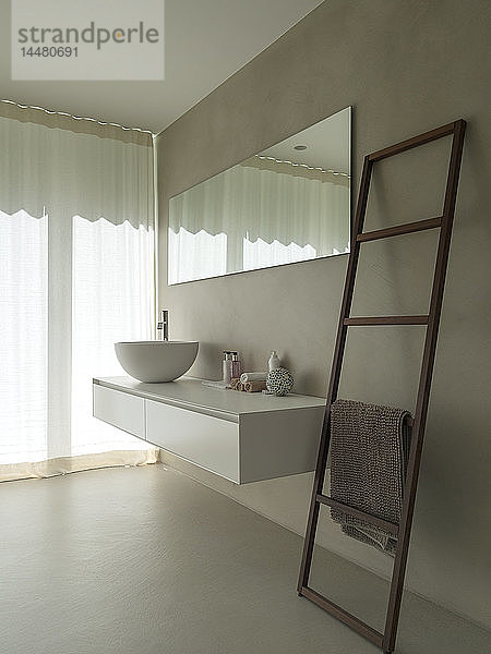 Badezimmer in einer modernen Villa