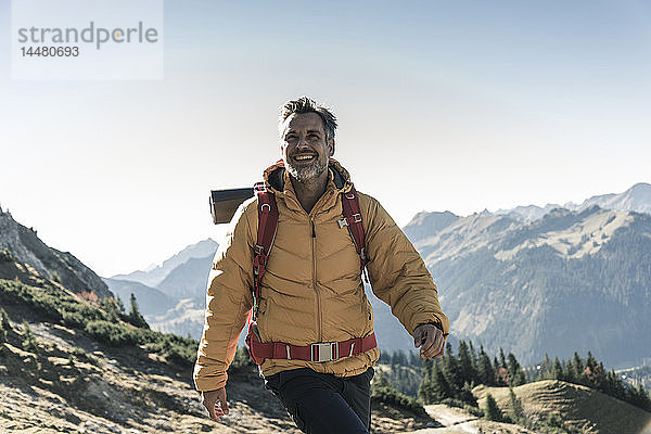 Österreich  Tirol  glücklicher Mann wandert in den Bergen