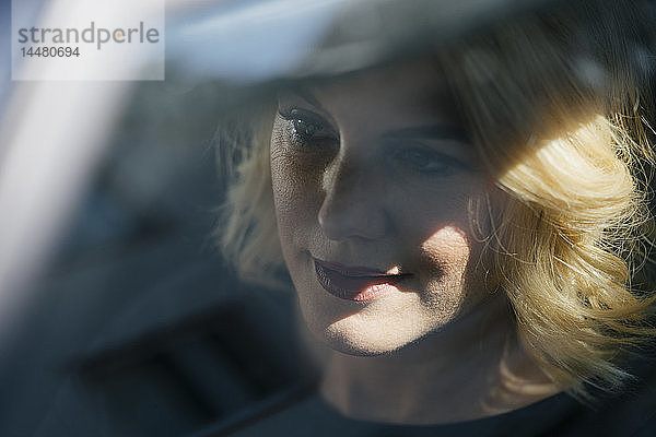 Porträt einer selbstbewussten Auto fahrenden Frau