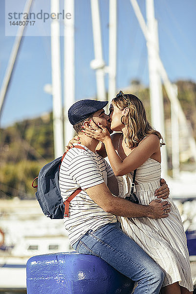Spanien  Andalusien  Malaga  zärtliches Touristenpaar beim Küssen am Hafen