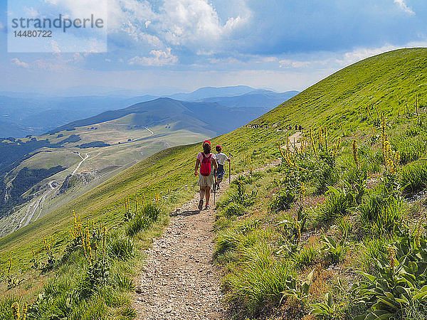 Italien  Umbrien  Sibillinische Berge  zwei Kinder beim Wandern auf dem Vettore