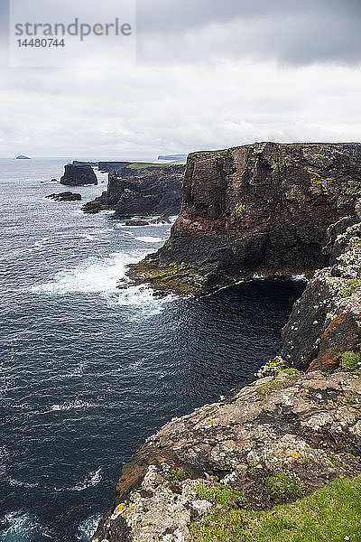 Vereinigtes Königreich  Schottland  Shetland-Inseln  Klippen bei Esha Ness