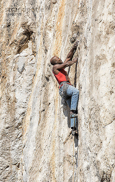 Griechenland  Kalymnos  Kletterer in Felswand
