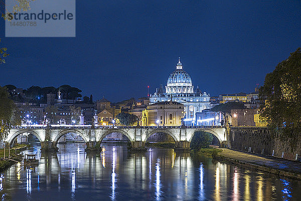 Italien  Rom  Vatikan  Petersdom und Ponte Sant'Angelo bei Nacht