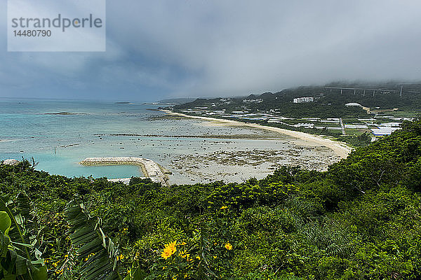 Japan  Okinawa  Überblick über den Strand der heiligen Stätte Sefa Utaki