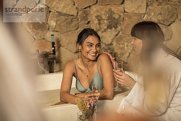 Zwei Frauen bei einem Glas Champagner in einem Spa