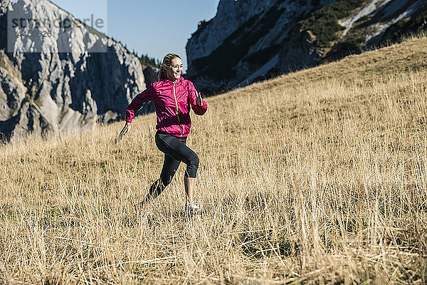 Österreich  Tirol  Frau läuft in den Bergen