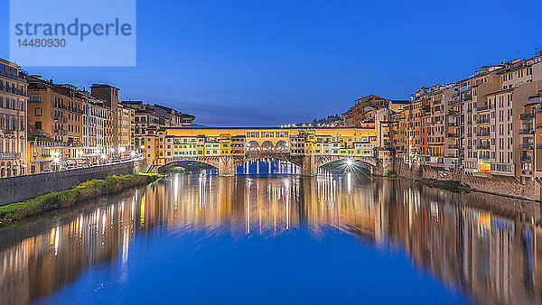 Italien  Toskana  Florenz  Ponte Vecchio zur blauen Stunde