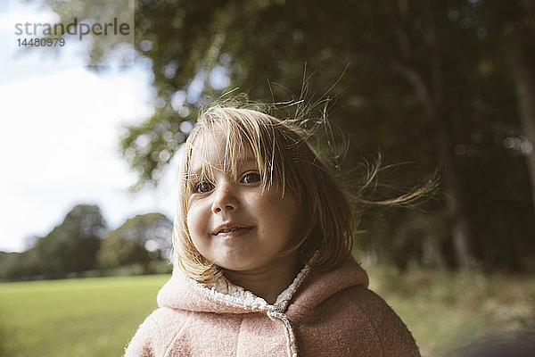 Bildnis eines blonden kleinen Mädchens mit wehendem Haar