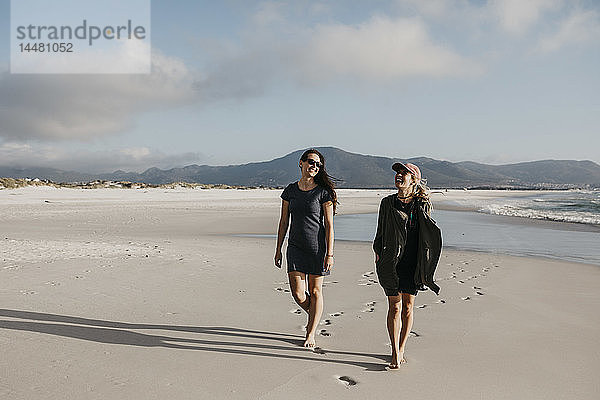 Südafrika  Western Cape  Noordhoek Beach  zwei junge Frauen beim Strandspaziergang
