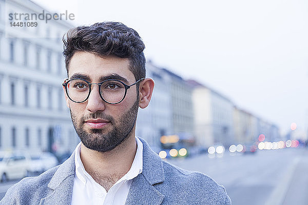 Porträt eines bärtigen jungen Geschäftsmannes mit Brille