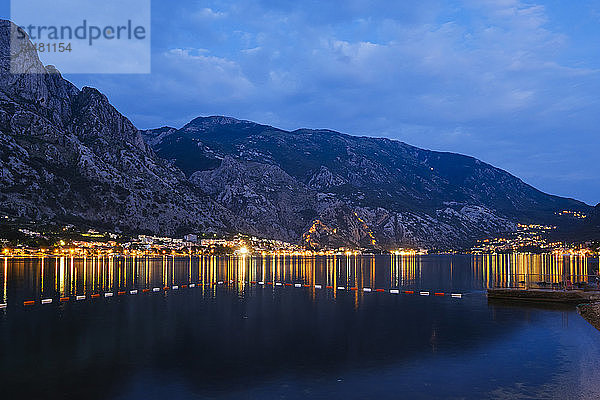 Montenegro  Bucht von Kotor  Dobrota und Kotor zur blauen Stunde