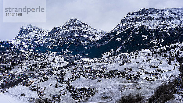 Schweiz  Kanton Bern  Grindelwald  Stadtbild im Winter