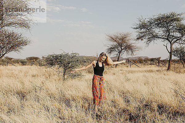 Afrika  Namibia  blonde Frau im Grasland