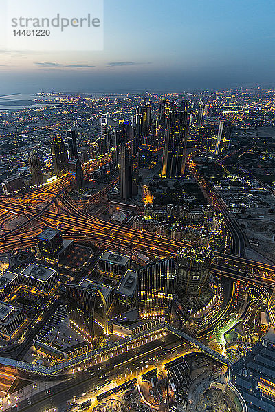 Vereinigte Arabische Emirate  Dubai  Down Town Dubai und Sheikh Zayed Road in der Abenddämmerung