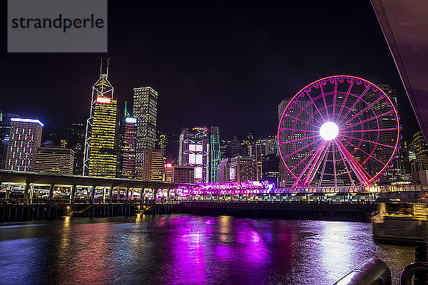 Hongkong  Zentrum  Stadtbild mit Riesenrad bei Nacht