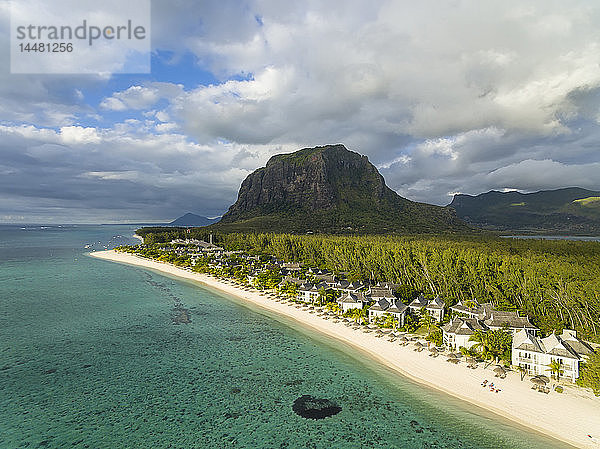 Mauritius  Südwestküste  Blick auf den Indischen Ozean  Le Morne mit Le Morne Brabant  Ferienort mit Strand