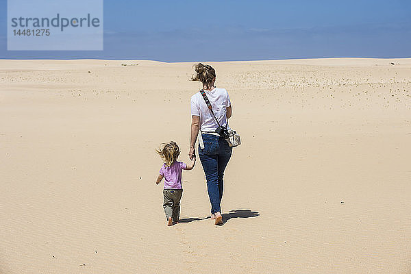 Spanien  Kanarische Inseln  Fuerteventura  Parque Natural de Corralejo  Mutter und Tochter spazieren in Sanddünen