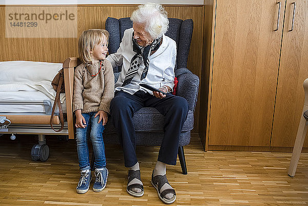 Ältere Frau und ihre Urenkelin amüsieren sich gemeinsam