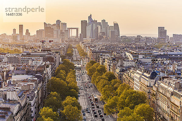 Frankreich  Paris  Stadtbild mit Avenue de la Grande Armee und La Defense