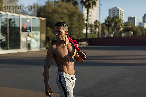 Porträt eines muskulösen Mannes mit nackter Brust  nach dem Training