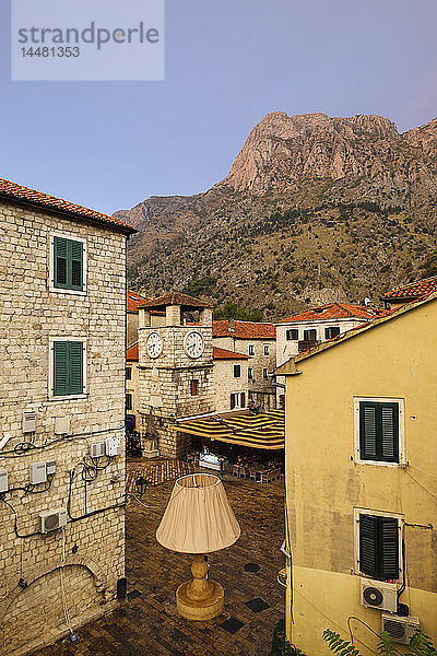 Montenegro  Kotor  Altstadt  Hauptplatz mit Glockenturm