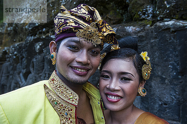 Indonesien  Bali  Porträt eines traditionell gekleideten Paares