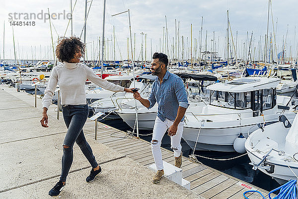 Spanien  Barcelona  glückliches Paar beim Spaziergang am Yachthafen